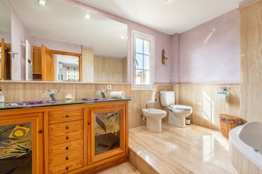 Segundo baño completo con ducha y ventana
