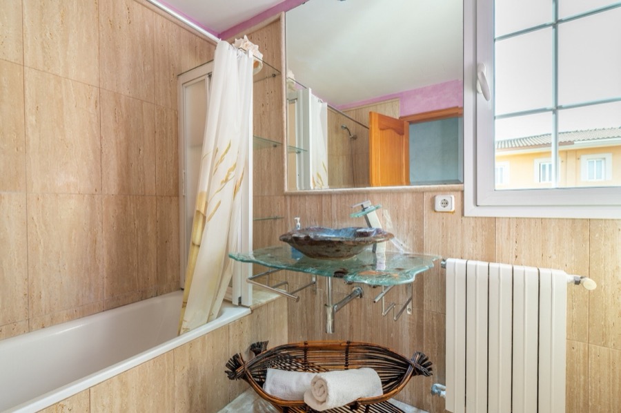 Baño en suite con bañera de hidromasaje