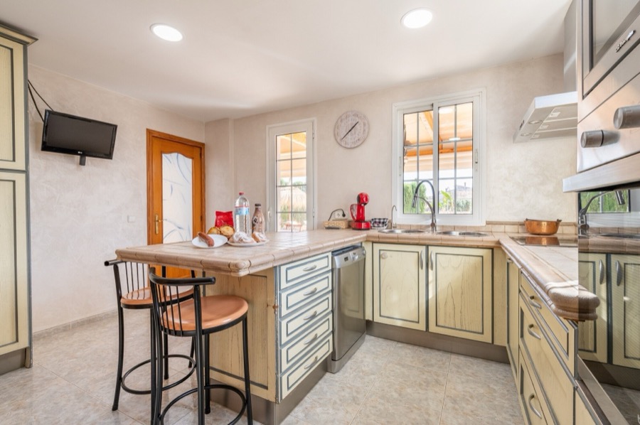 Cocina completa con isla, horno y salida al exterior