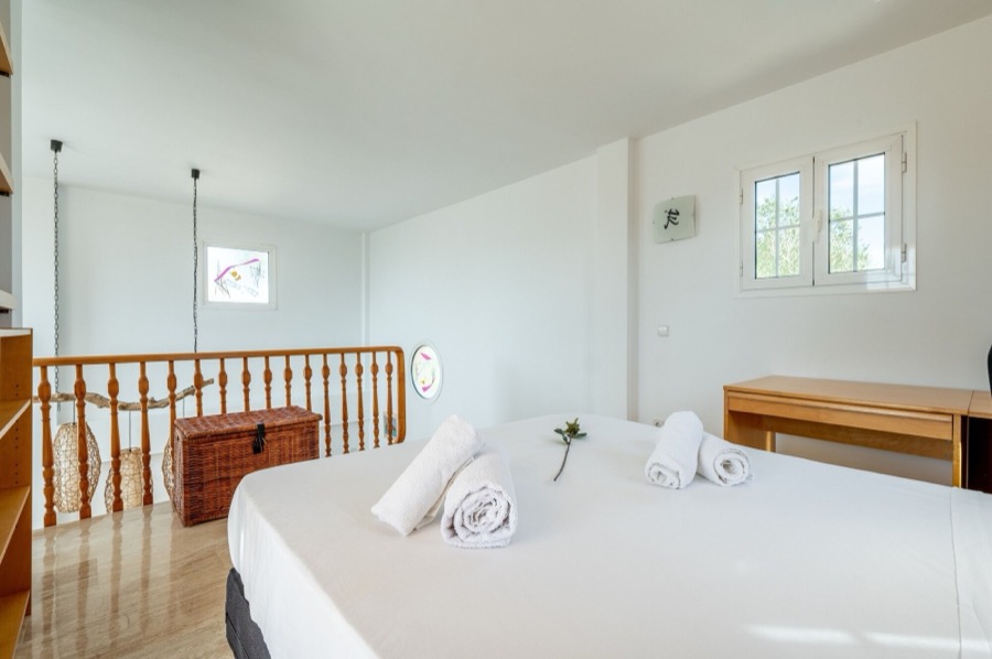 Dormitorio abierto en el altillo con cama doble
