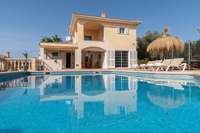 Vista amplia de la piscina privada frente a la casa