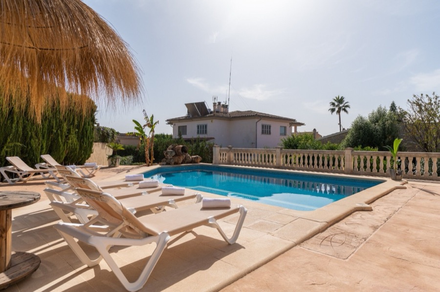 Piscina privada de Villa Sayana con hamacas al sol