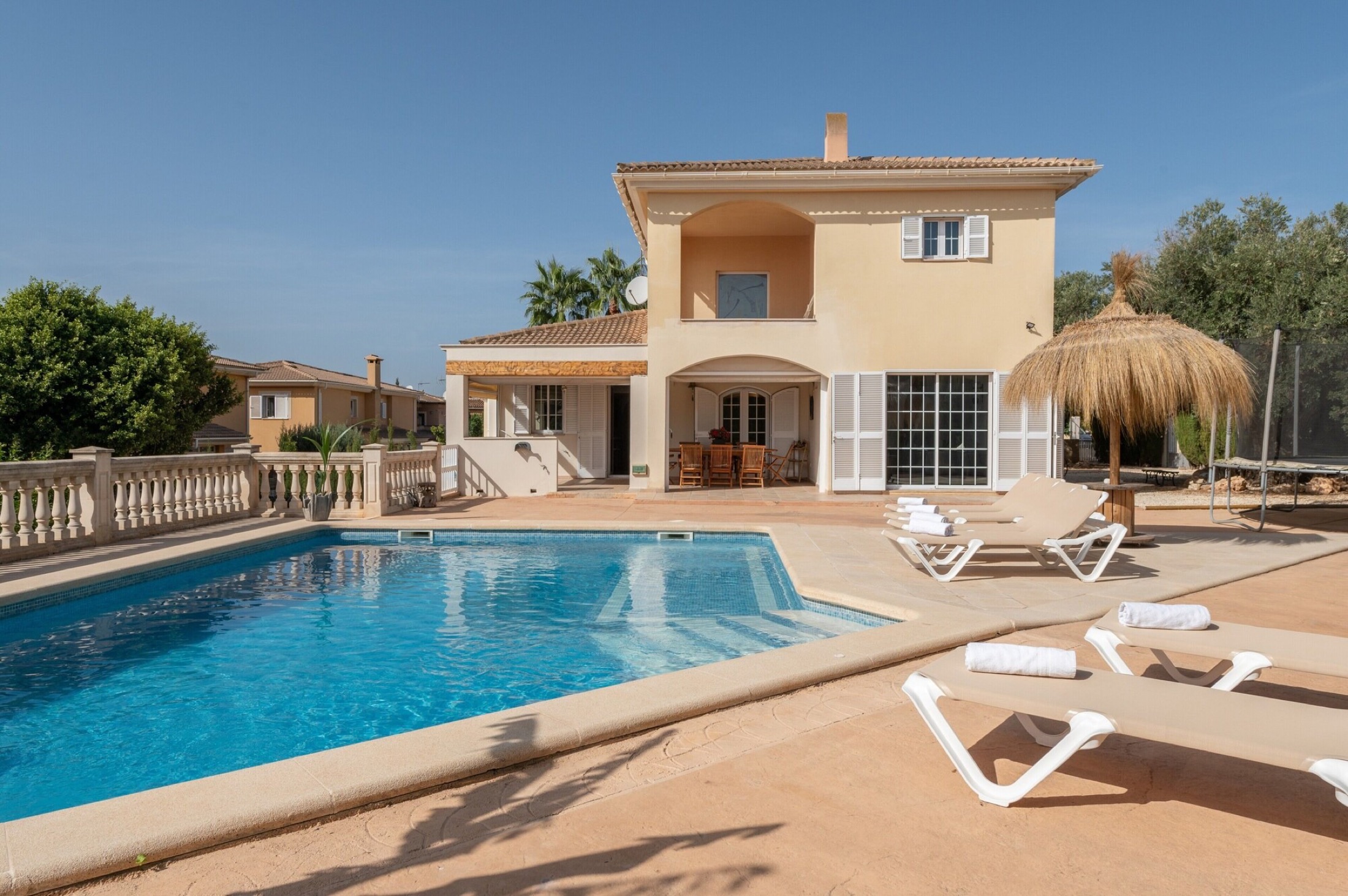 Piscina privada con hamacas frente a Villa Sayana